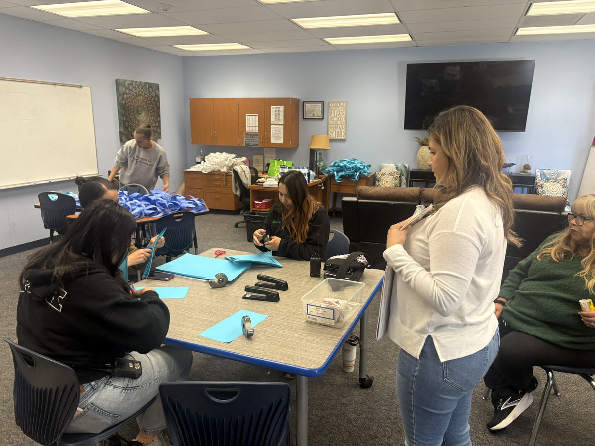 berry_bears1's tweet image. Berry’s Community Support Team working together to prepare for our first ever Community Dinner and Bingo night! BEARS RISE UP! ❤️🐻💪🏻@SBUSD_NEWS @ProsapioJ
#BELIEVE