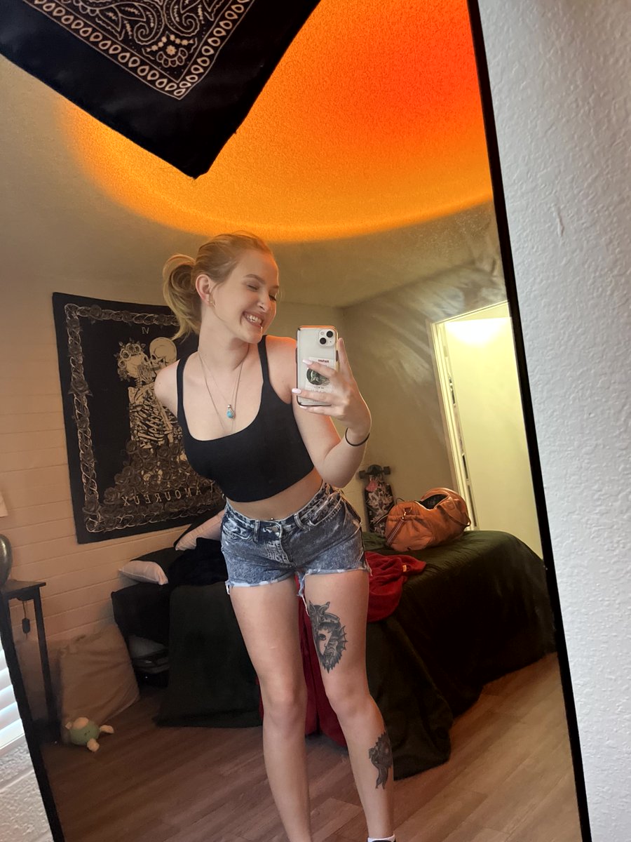 LizplaylistOF's tweet photo. comment "please" and i'll send u some kitties in your DMs https://t.co/zXmdzvWft9