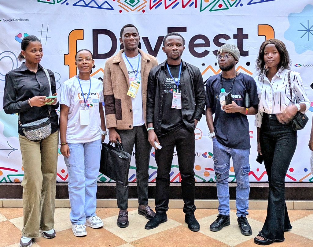 GdgBukavu's tweet image. Tout est bien qui finit bien 🥳🔥
Le grand rendez-vous de la Tech #DevFestKivu2025 s&apos;est terminé par cette suite de réseautage et séance Photo. 🥳🔥🥳

Nous disons Merci infiniment à vous tous. 

Restez brancher pour les prochaines dates.

Merci @GdgKivu @gdg_uvira @GdgBukavu