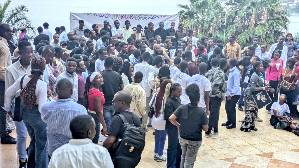 GdgBukavu's tweet image. Tout est bien qui finit bien 🥳🔥
Le grand rendez-vous de la Tech #DevFestKivu2025 s&apos;est terminé par cette suite de réseautage et séance Photo. 🥳🔥🥳

Nous disons Merci infiniment à vous tous. 

Restez brancher pour les prochaines dates.

Merci @GdgKivu @gdg_uvira @GdgBukavu