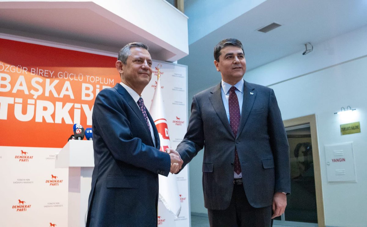 Cumhuriyet Halk Partisi'nin <a href="/herkesicinCHP/">CHP 🇹🇷</a> 39. Olağan Kurultayı'nda yeniden Genel Başkan seçilen Sayın Özgür Özel'i <a href="/eczozgurozel/">Özgür Özel</a> tebrik ediyorum.
Hayırlı uğurlu olsun.