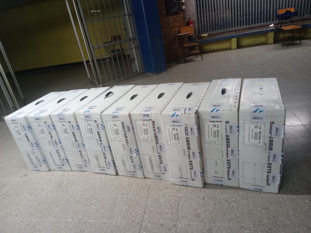 UNAH_Rectoria's tweet photo. En la madrugada de hoy llegaron las maletas electorales a algunos de los centros de votación que el 9 de marzo no llegaron a tiempo; el centro de votación es el que se ubica en la Facultad de Ciencias Médicas de la @UNAHoficial 
Esperemos que durante el día se complete a los demás centros de votación de la capital. 

También llegó el material electoral a las Mesas Electorales que se han instalado en ciudad universitaria. 

Con la observación electoral que realizará la @UNAHoficial, estaremos dando monitoreo e informando a la ciudadanía sobre los avances del proceso democrático al que estamos convocados.