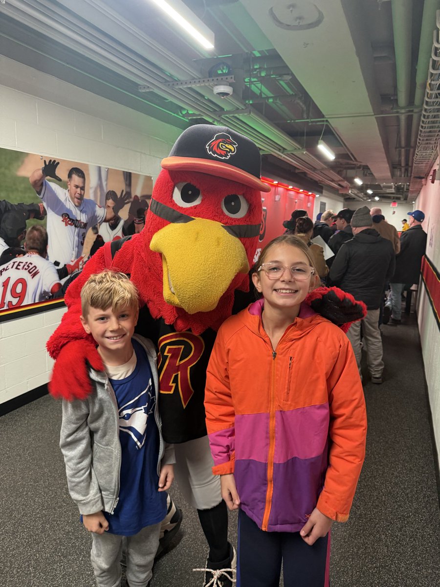 khyjeezy's tweet photo. @RocRedWings waiting for our autograph from Ernie!!! https://t.co/1Af7kNX42v