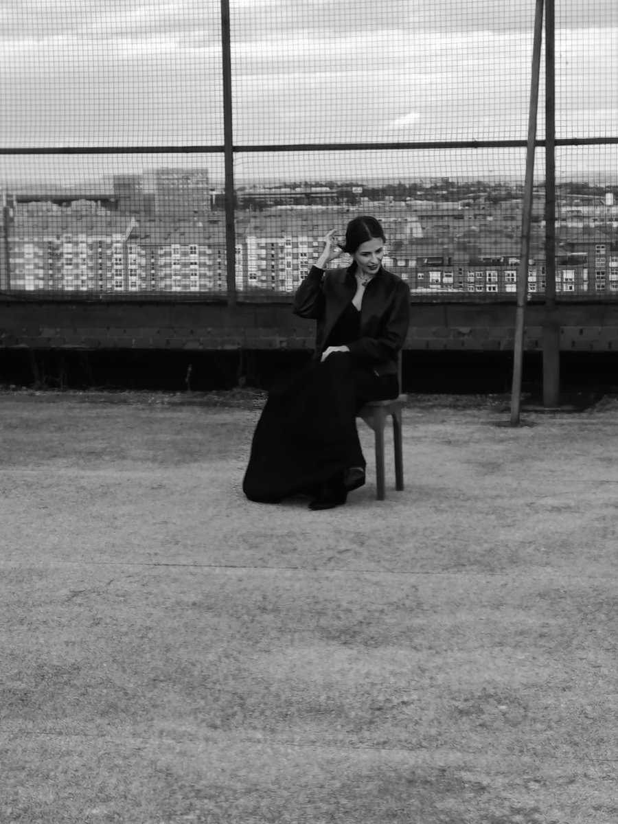 Detrás de alguien que no llora puede haber muchos llantos.
Llantos detenidos en el borde de los párpados,
como un mar que aprendió a mantenerse quieto para no desbordar el mundo.

Hay silencios que pesan más que un sollozo,
respirar despacio para que el pecho no se rompa,