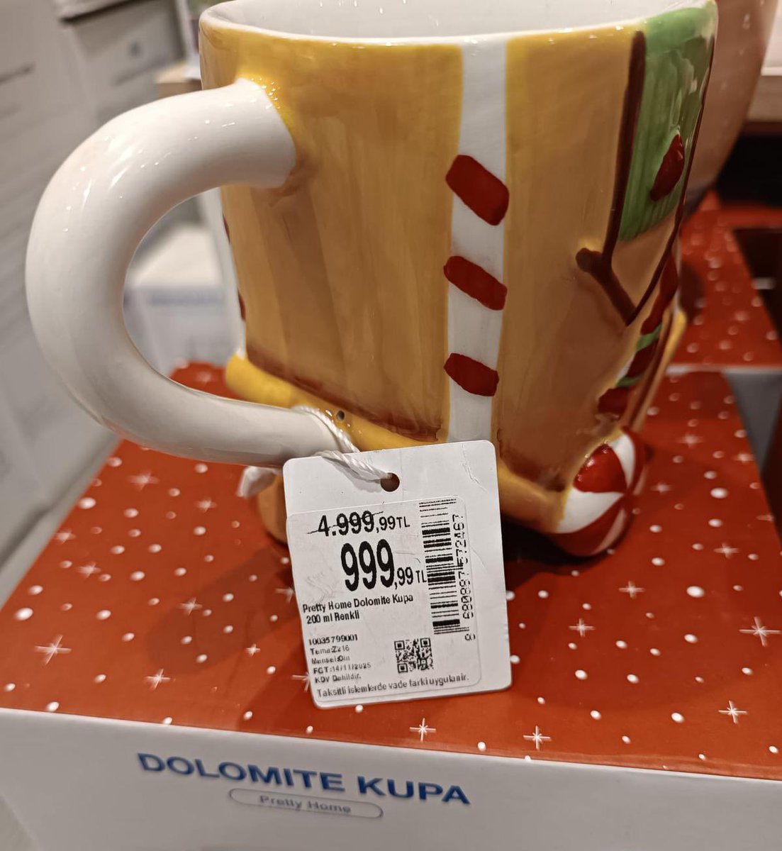 English Home’da çalıştığını belirten bir kullanıcı, 5 bin TL’den indirime girerek 999,99 TL'ye satılan kupaların Çin’den 2 dolara geldiğini iddia etti.