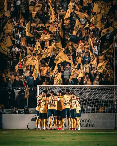 davsilc's tweet image. Hoy más que buscar una remontada, el América vuelve a su instinto natural:
imponer su grandeza donde otros se quedan quietos, porque en estos momentos, la grandeza no se presume,se ejerce (2/?) 🦅.