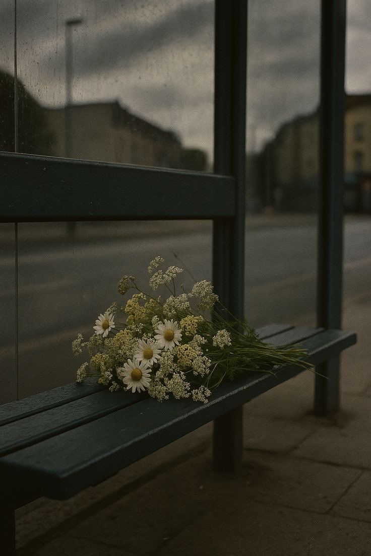 #مساء_الخير

لاشي مجاني في هذه الحياة الا رحمة الله 

ولاشي مستحيل عندما يكون الله بجانبك 🤍