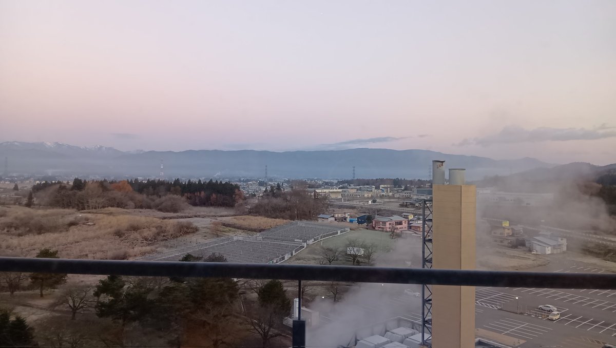 おはよぉさま。
薄っすらモヤがかっていますが、今日もいい天気。(^-^)
毎日が日曜日状態のオレにはあまり関係ありませんが、今日は日曜日ですよね。
今週も一週間頑張りましょう!(^-^)/