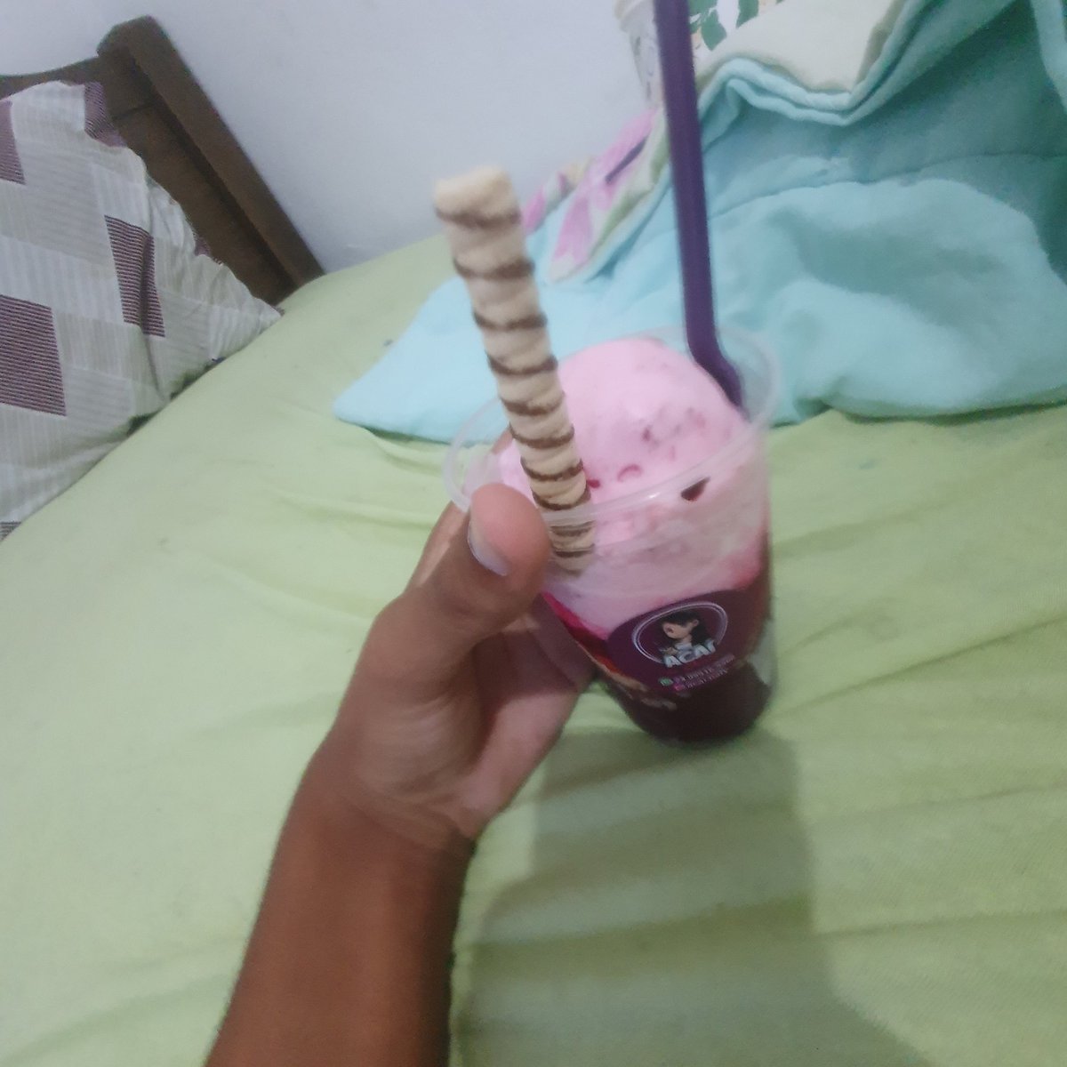 6Neithw9's tweet image. Eu formando aura no quarto com o açaí que meu pai ausente pagou, enquanto ele,minha mãe presente e meu irmão autista estão vendo jogo do flamengo. #SabadoDePutería #aura #ego