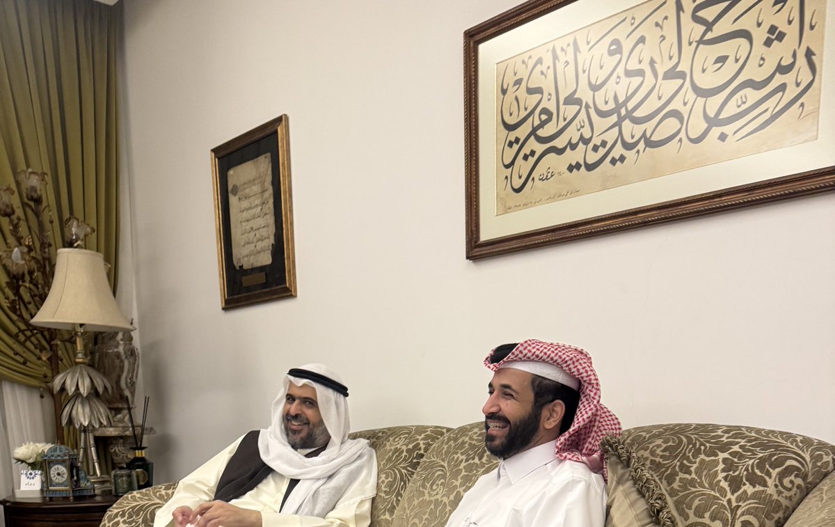 الصديق القديم
قال ابن المعتز ت٢٩٦هـ: إذا قَدُمَت المودّة تَشَبَّهَتْ بالقرابة.
التقاطات في أيام حفيلة سعدت فيها بصحبة أخي الشيخ مشاري بن علي النملان أيام معرض الكتاب.
<a href="/malnamlan/">مشاري النملان</a>