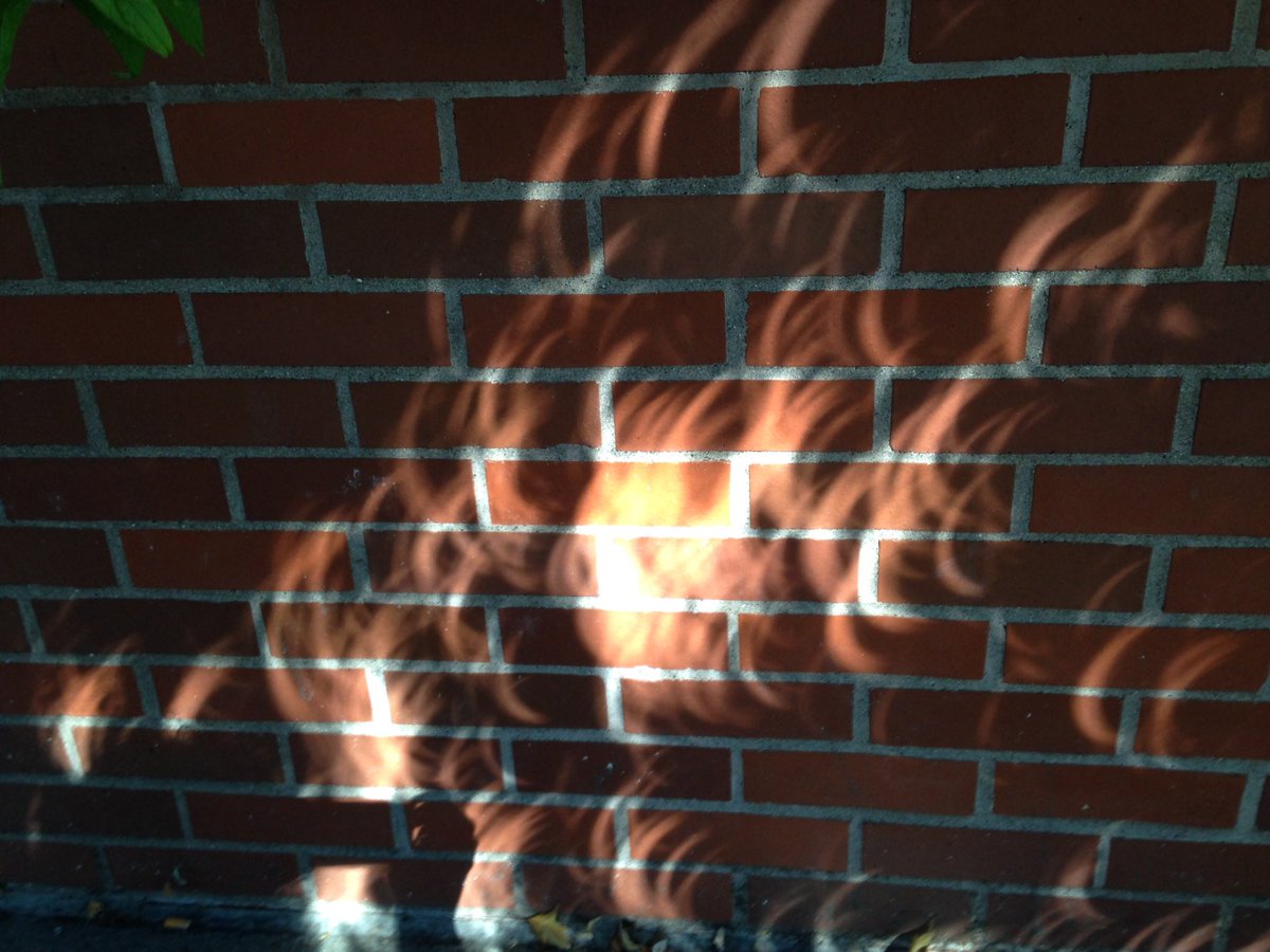 seattlechalfon's tweet photo. @watergatesummer I took these pictures during the same eclipse. https://t.co/k0rj4s3rFZ