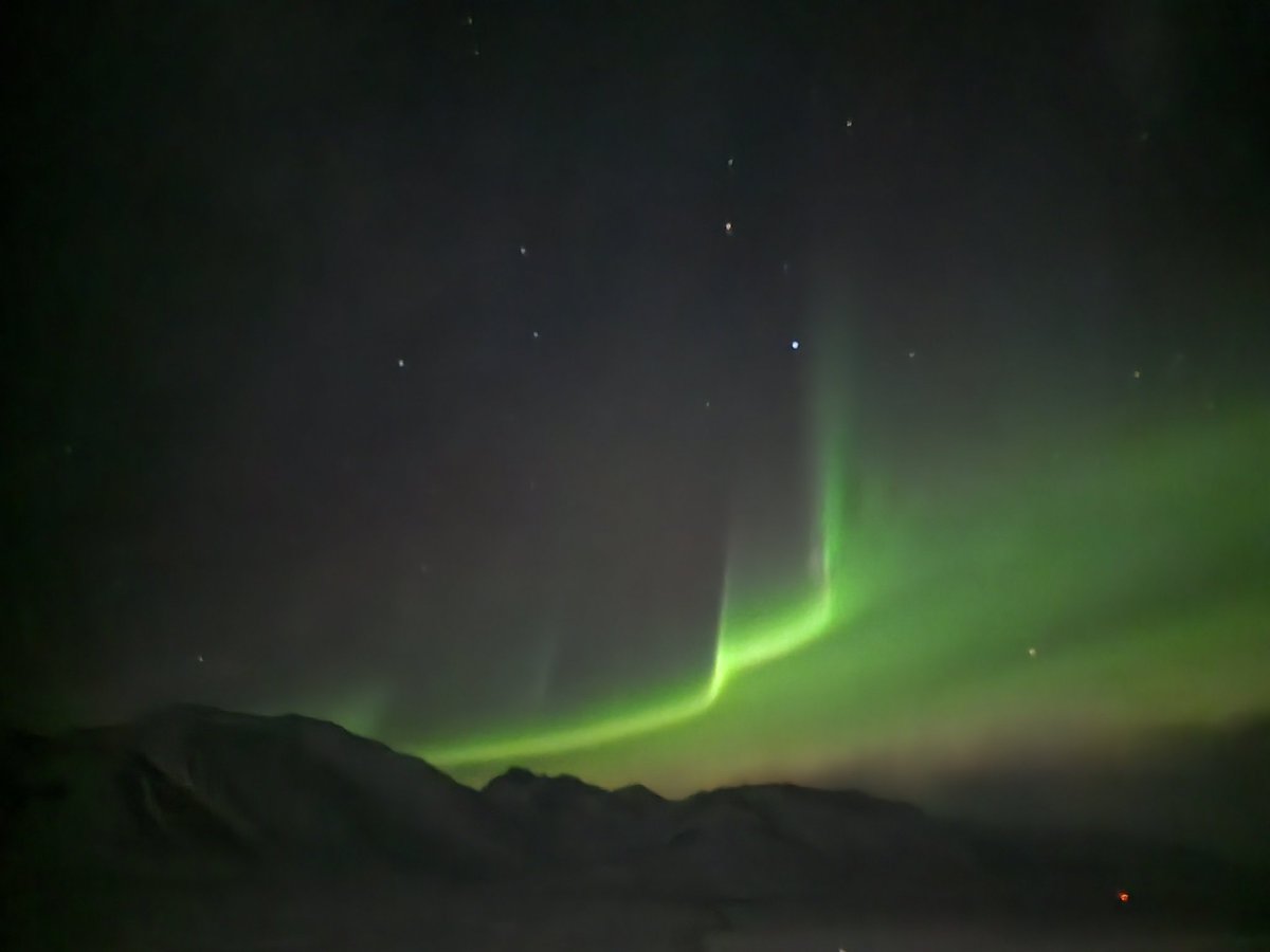 Northern Lights over the Brooks Range this morning. Not bad with no tripod. 

#northernlights #arcticcircle #arcticadventures #womeninstem #writinginspiration