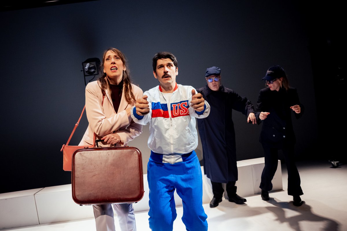 Crítica teatral: Guerra freda amb esquís «Els malvats» Biel Perelló. Intèrprets: Laia Alsina,Cesc Casanovas,Emili Corral,Ester Cort,Santi Monreal,Pep Muñoz,Nesa Vidaurrázaga. Dir.: Albert Gonzàlez. Teatre Gaudí BCN. Pòdcast: tuit.cat/UsoXk o text: tuit.cat/902z3