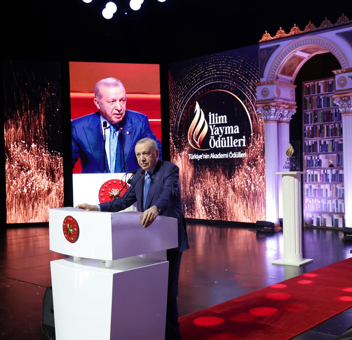 Yusuf__Tekin's tweet photo. 📍İstanbul 

İlim Yayma Vakfı tarafından Cumhurbaşkanımız Sayın Recep Tayyip Erdoğan'ın teşrifleriyle gerçekleştirilen Türkiye'nin Akademi Ödülleri programına iştirak ettik.

Sosyal, kültürel ve bilimsel gelişmeler, bir ülkenin kalkınma sürecinin hem itici gücü hem de nihai hedefleri arasında yer almaktadır.

Bakanlık olarak ülkemizin her alanda öncü olmasını hedefleyen, bilimsel çalışmalarını güçlendiren ve taltif eden organizasyonları ülkemizin geleceği için kıymetli buluyoruz.

Bu vesileyle ödül töreninin düzenlenmesinde emeği geçen herkese teşekkür ediyorum.
