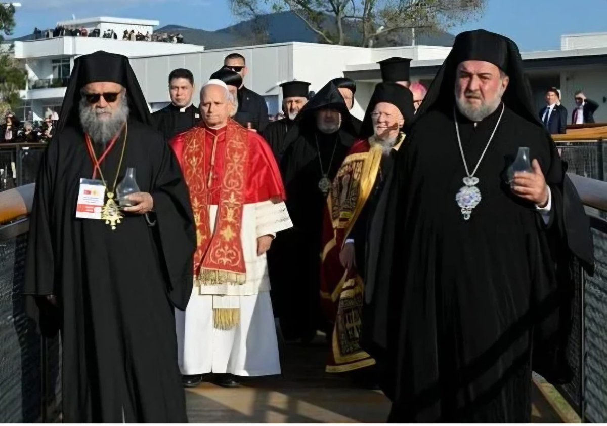 eafyoncu's tweet photo. Papa 14. Leo’nun Türkiye ziyaretinde ilginç bir tesadüf daha var.  1054'te Doğu ve Batı kiliselerini tam ayrılırken, Papa 9. Leo idi. Şimdi başka bir Leo (Papa 14. Leo) Batı ve Doğu kiliselerini yakınlaştırmaya çalışıyor.
        330’da Roma İmparatorluğu başkentinin İstanbul’a taşınması Roma’nın tek dinî otorite merkezi olmaktan çıkmaya başlamasının başlangıcıydı.  Konstantin İstanbul’u başşehri yapınca İstanbul da önemli kilise merkezleri arasına girdi. Roma ile İstanbul arasındaki ilk dini mücadele 343’te Serdika’da (Sofya) toplanan konsilde ortaya çıktı. Roma, bu konsildeki tartışmalardan sonra İstanbul’un yükselişinin önünü kesmek amacıyla kiliseyle ilgili her türlü resmî kararda tek yetkili makamın kendisi olduğunu ilan etti. Doğulu piskoposlar ise konsil kararlarını tanımadılar. İstanbul ve Roma kiliseleri artık birbirlerinden ayrılmaya başlamıştı.
         381’de İmparator I. Theodosios’un topladığı ve  Roma'dan kimsenin çağrılmadığı İstanbul Konsili’nde Roma’dan sonra ikinci yetkili makamın İstanbul olduğu ilan edildi. 395’te Roma'nın ikiye bölünmesi sonucunda kiliseler de kendi bölgelerindeki mahalli kültüre göre şekillenmeye başladı.
         451' deki Kadıköy Konsili'nde İstanbul kilisesinin Roma ile aynı imtiyazlara sahip olduğu kararı alındı.
       476'da Batı Roma İmparatorluğu'nun çökmesiyle Papa  tek güç odağı oldu. Doğu kilisesinde teolojik tartışmalar olurken, Batı kilisesinde düzenin sağlanması için disiplin ön plana çıktı. Batı'da Papa tek etkili güç durumuna gelirken, Doğu’da kilise imparatorun hükmü altına girdi.
        İki kilise arasındaki en önemli kırılma 595'te oldu. İstanbul Patriği 4. Ioannis tarihte ilk defa ekümenik patrik ünvanını aldı. Patrikhane'nin tek ve evrensel kilise olduğunu ileri sürdü. Batılı din adamları papanın bile bu ünvanı kullanmaya cesaret edemediğini söyleyip, Patrik'i eleştirdiler.
       Patrik I. Mihail Kirularios,  1053’ten itibaren Roma’ya karşı mücadeyi sertleştirdi. İstanbul’daki bütün Latin kiliselerini kapattı. İki kilise arasındaki birliği yeniden kurmak amacıyla Papa 9. Leo, 1054'te Kardinal Humbert başkanlığındaki bir elçi heyetini İstanbul’a gönderdi. Patrik, Batı kilisesinin uygulamalarını dine aykırı görüp uzlaşmayı reddetti. Kardinal Humbert, Ayasofya'ya papa adına bir aforoz fermanı bıraktı. Patrik de aynı gün papa ve elçilerini aforoz etti. Karşılıklı aforozlar, Doğu ve Batı kiliseleri arasındaki resmî ayrılığın simgesi haline geldi. Bu hadiseye Büyük Şizma denir.
       Daha sonraki yıllarda Bizans'ın zayıflamasıyla Roma ve İstanbul kiliselerinin zaman zaman yeniden birleşmeleri gündeme geldi. Bizans, Yıldırım Bayezid döneminden itibaren ağır bir baskı altına alınmıştı. Bizanslı devlet adamları, Osmanlı baskısından kurtulmak için Avrupa'daki Hristiyanlar'dan gelecek yardımdan başka çareleri olmadığını düşündüler. Fakat bu yardım karşılıksız olmuyordu. Papa, Bizans'a kiliselerin birleşmesi şartını ileri sürdü. Başka çıkar yol bulamayan Bizanslılar, 1439'da Floransa Konsili'nde papanın isteklerini kabul ettiler. Ancak Bizans ikiye bölündü. Kiliselerin birleşmesi taraftarı olan Patrik Gregorios Mammas, birleşmeye karşı olanların baskısından dolayı Ağustos 1451'de Roma'ya kaçtı. İmparator Konstantin halkın tepkisine rağmen adım adım yaklaşan Türk tehlikesine karşı Avrupa'dan yardım almak için son çare olarak Papa'ya Ortodoks kilisesini Katolik kilisesiyle birleştirmeye hazır olduğunu bildirdi. Saint Sabina Kardinali Isidoros, 12 Aralık 1452'de Ayasofya'daki âyini bizzat yönetti. Roma usulünde yapılan ayinde papanın ve kaçan Patrik Gregorios'un adları birlikte zikredildi. Halk ve din adamlarının çoğu olup biteni protesto ettiler. Meyhanelere dolan Bizanslılar kadehler dolusu şarap içerek birlikçilere lanet okuyup, Meryem'in ikonasına kadeh kaldırdılar. "Biz ne Latinler'in yardımına ne de birliğe muhtacız. Katolik tarzında ibadet bizden uzak olsun" diye bağırdılar.