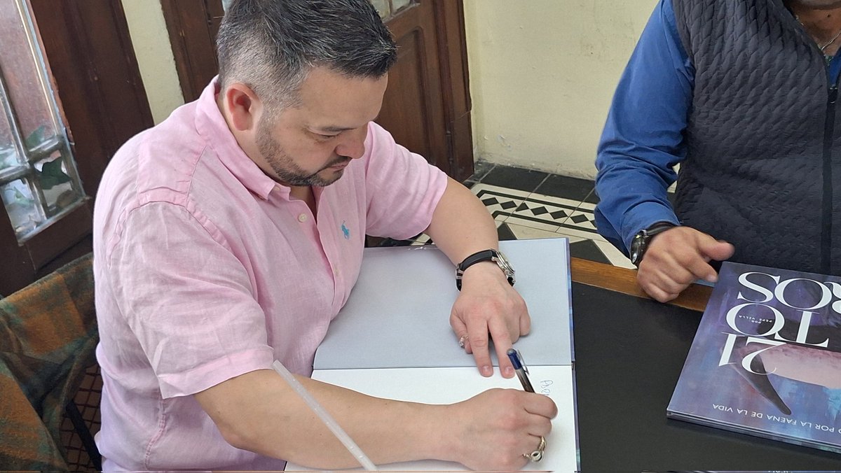 Informe24GDL's tweet photo. Este sábado el aficionado taurino Pepe Villa, presentó en un restaurante de GDL su libro "21 Toros" que busca reflejar su vivencia con 21 personas que han dejado huella en su vida y como el mundo de los toros lo rescato de momentos difíciles, estara hoy en la @FILGuadalajara https://t.co/yBgwdtuCAr