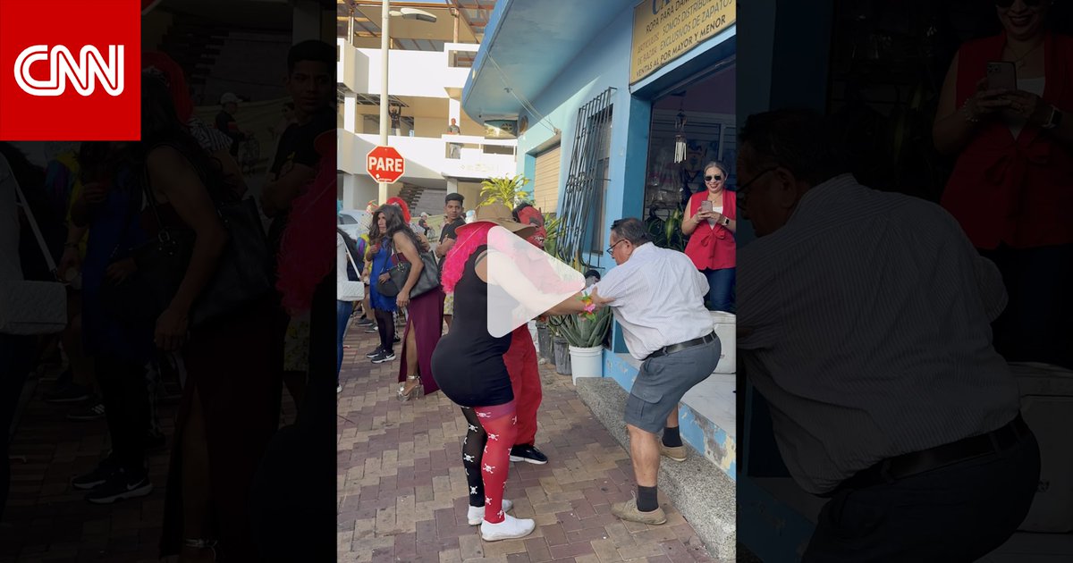 السياح يُضربون بالعصي.. رحّالة إماراتي يوثق أجواء مهرجانية فريدة من نوعها في جزر غالاباغوس 