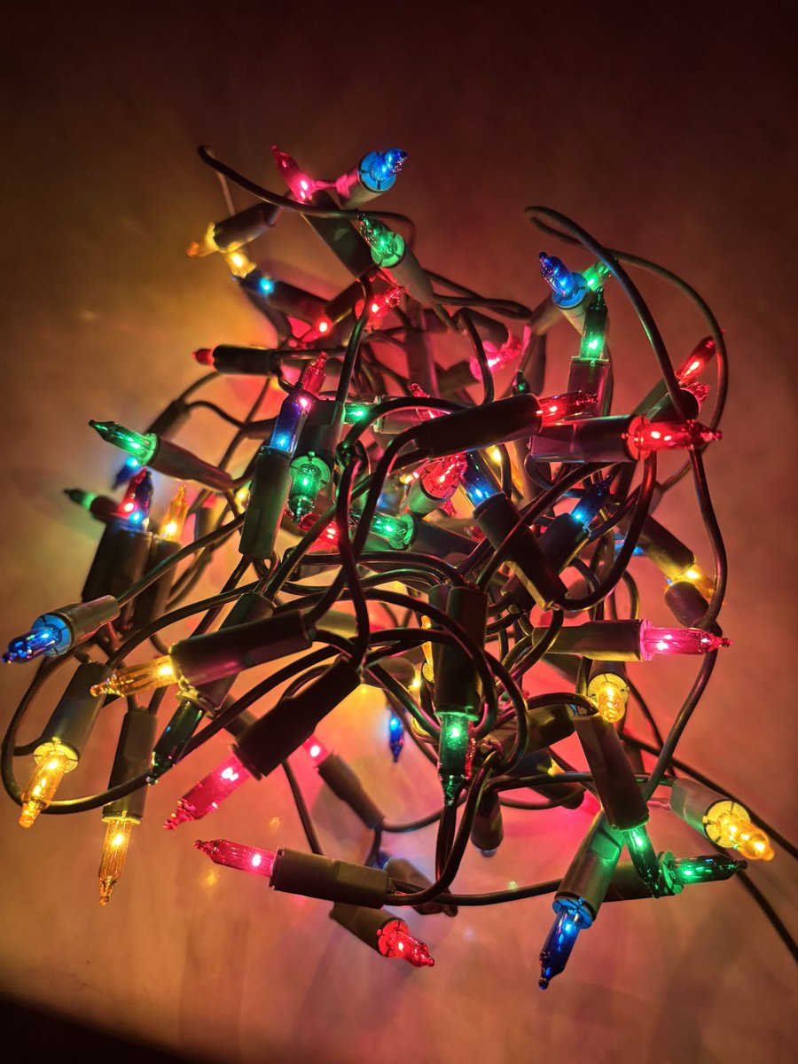 RE4RVIEWZ's tweet image. OMG MOJA MAMA ZNALAZLA STARE SWIATELKA A NIE TE OBRZYDLIWE LEDOWE