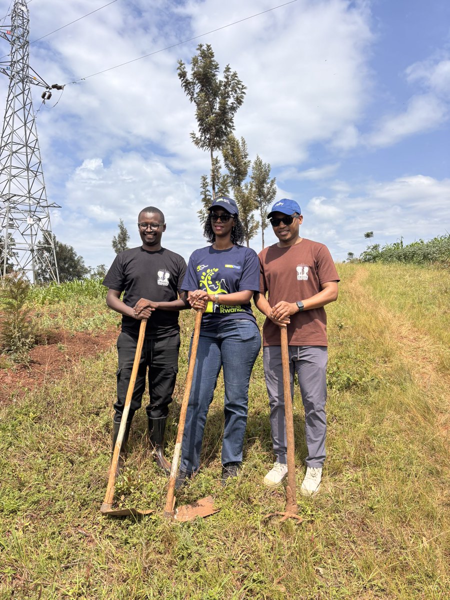 RwandaTradingCo's tweet photo. After distributing 100K coffee seedlings, and 7K shade trees in @Gasabo_District, @RwandaTradingCo and @BPRbankrw joined Gikomero sector for today’s Umuganda to plant 4K trees. 

The more trees planted, the healthier the planet 🌎 https://t.co/R9slRX2czN