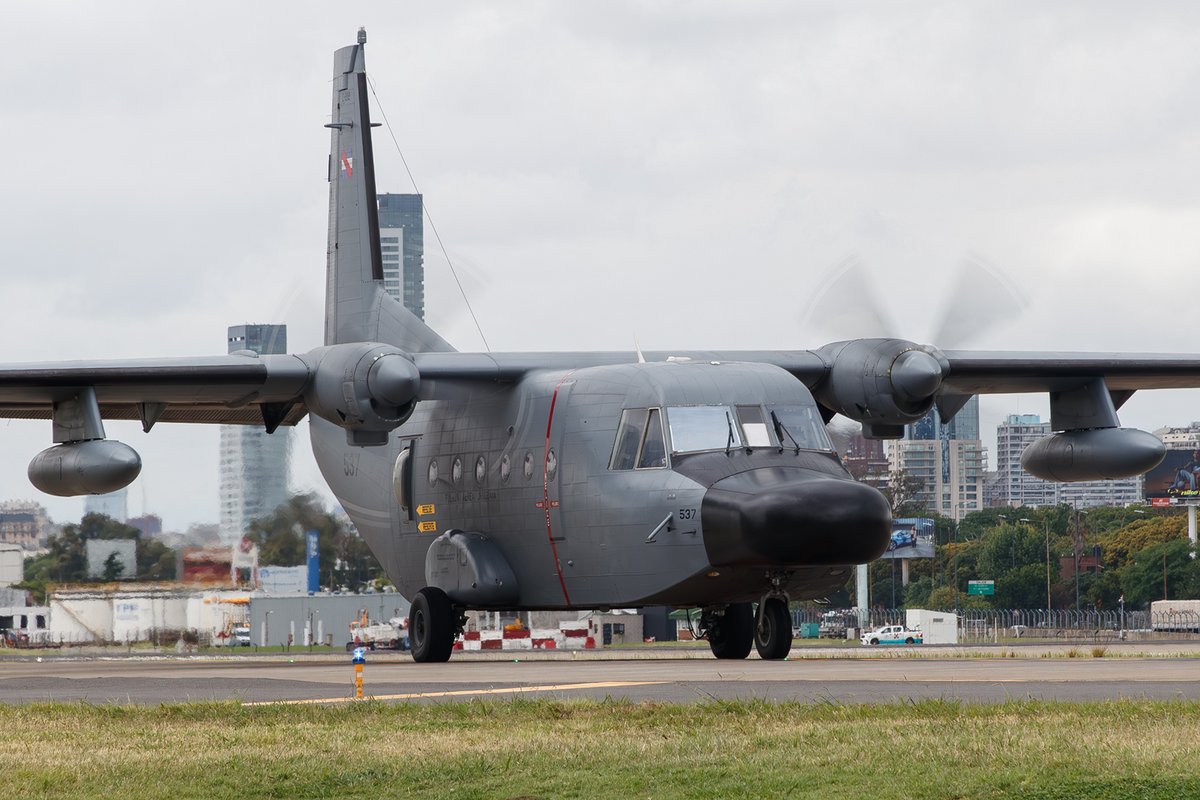 CASA C-212 Aviocar de la Fuerza Aérea Uruguaya (FAU-537) en cabecera 13 de Aeroparque.