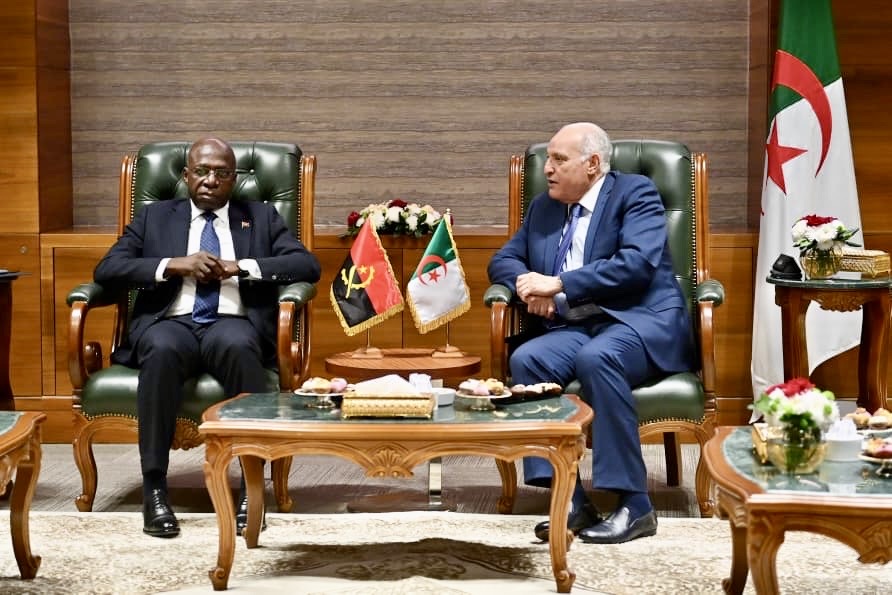 Algeria_MFA's tweet image. في إطار تنظيم🇩🇿للمؤتمر الدولي حول جرائم الاستعمار في إفريقيا، المقرر يوم 30 نوفمبر، والدورة_12 &quot;لمسار وهران&quot;حول السلم والأمن في إفريقيا، المرتقبة يوم 01 ديسمبر 2025، استقبل وزير الدولة، وزير @Algeria_MFA السيد @AhmedAttaf_Dz ، وزير العلاقات الخارجية لجمهورية🇦🇴، السيد أنطونيو تيتي