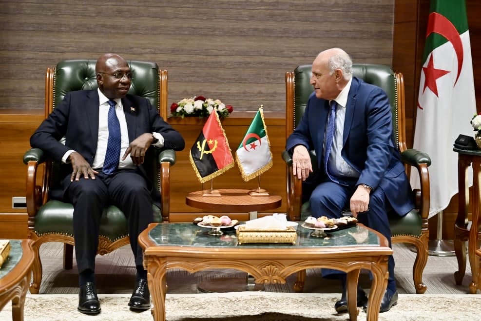 Algeria_MFA's tweet image. في إطار تنظيم🇩🇿للمؤتمر الدولي حول جرائم الاستعمار في إفريقيا، المقرر يوم 30 نوفمبر، والدورة_12 &quot;لمسار وهران&quot;حول السلم والأمن في إفريقيا، المرتقبة يوم 01 ديسمبر 2025، استقبل وزير الدولة، وزير @Algeria_MFA السيد @AhmedAttaf_Dz ، وزير العلاقات الخارجية لجمهورية🇦🇴، السيد أنطونيو تيتي