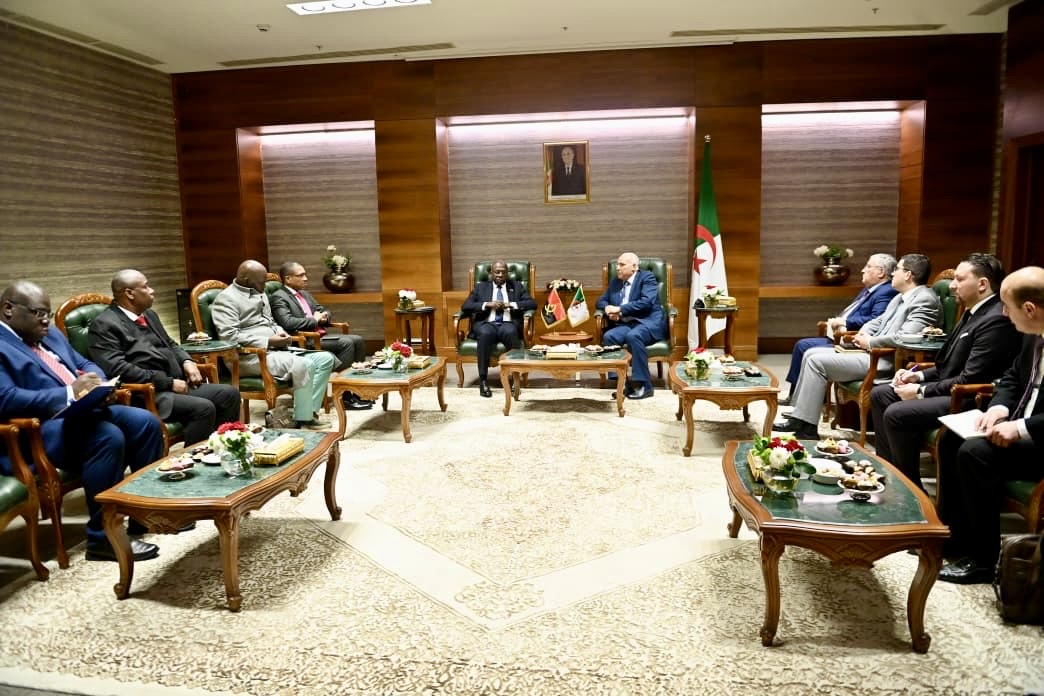 Algeria_MFA's tweet image. في إطار تنظيم🇩🇿للمؤتمر الدولي حول جرائم الاستعمار في إفريقيا، المقرر يوم 30 نوفمبر، والدورة_12 &quot;لمسار وهران&quot;حول السلم والأمن في إفريقيا، المرتقبة يوم 01 ديسمبر 2025، استقبل وزير الدولة، وزير @Algeria_MFA السيد @AhmedAttaf_Dz ، وزير العلاقات الخارجية لجمهورية🇦🇴، السيد أنطونيو تيتي