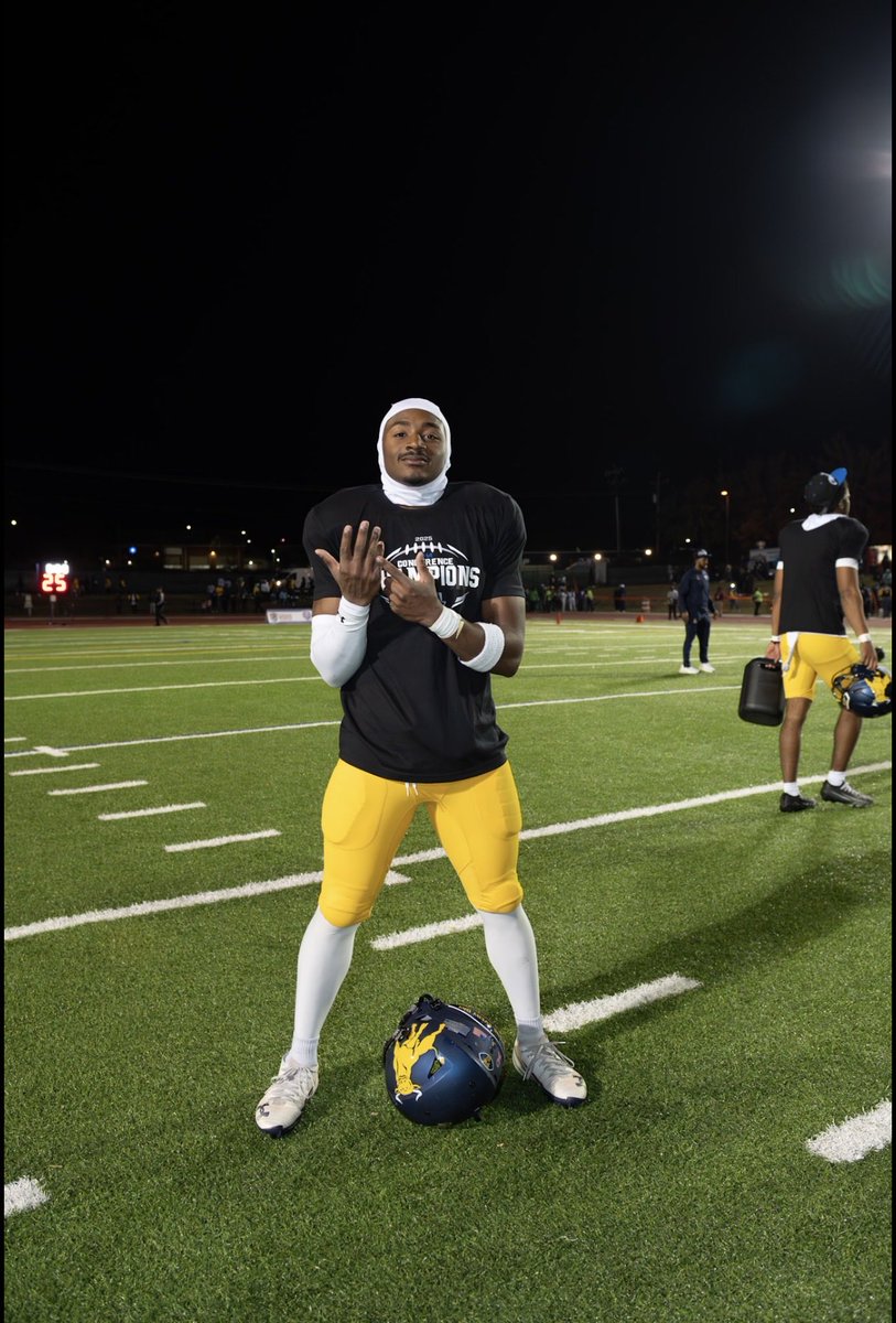Dbaker_5's tweet photo. Sitting here reflecting on ball today and I’m grateful and blessed to have been able to have a college career! Just wanna give thanks to all the coaches the believed in me! The lessons, friendships, and the journey have been real! It’s a blessing to be here thank you football🖤 https://t.co/IhjFCH5m0y