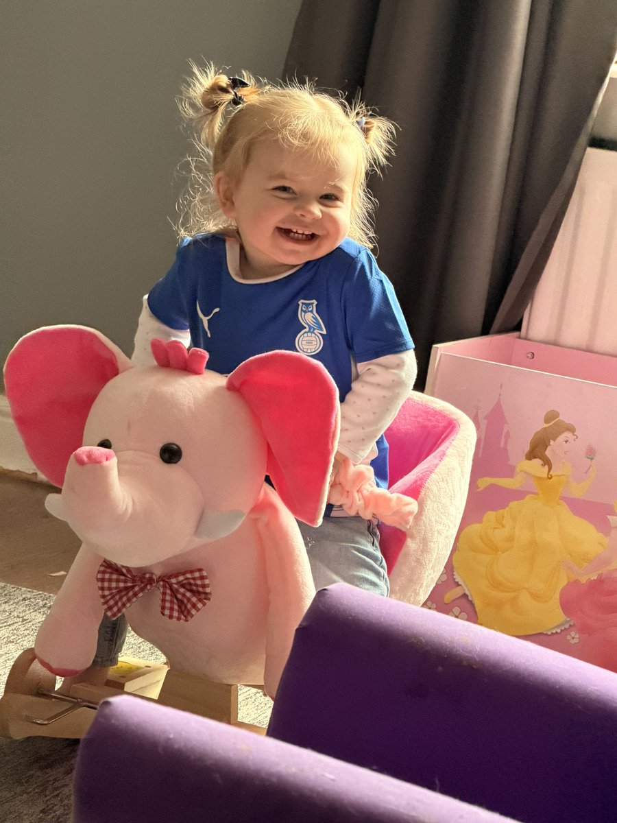 JessReevex's tweet image. Smiles all round because she still doesn’t know the difference between us winning or loosing 🤣🤣 #oafc