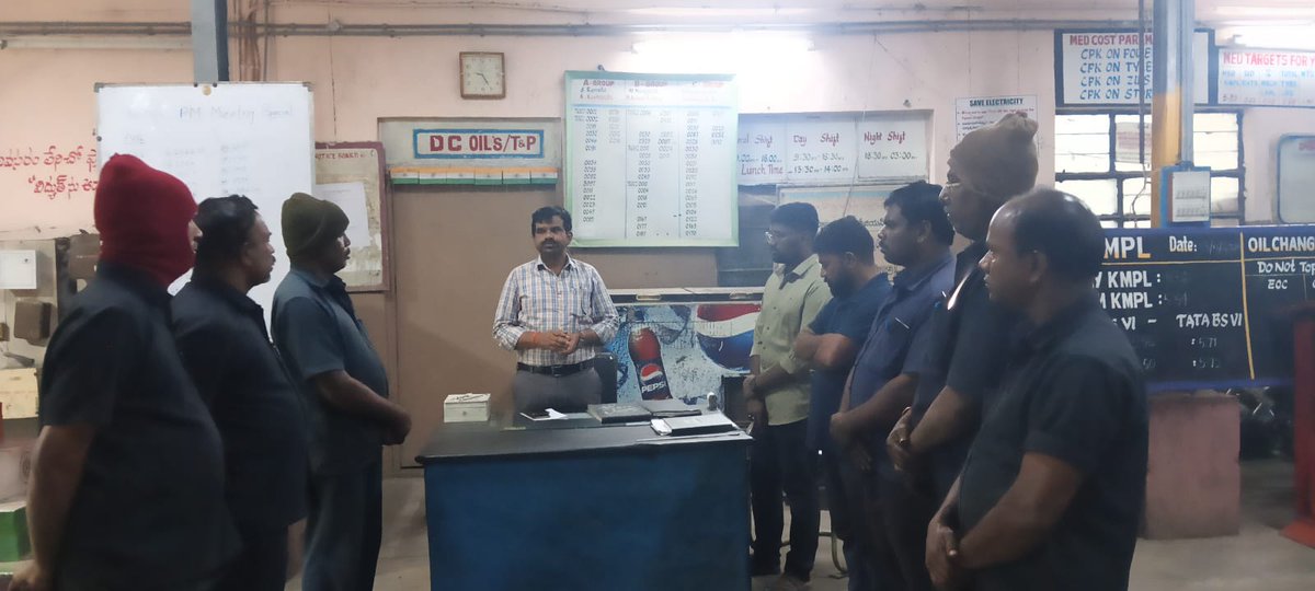 dm_wnp_tsrtc's tweet image. Good evening sir /madam, attended night shift inspection and conducted meeting with garage staff and  and to supply all vehicles and to adopt best practices to improve tyre life and to improve vehicle upkeep and to achieve MED parameters and also inspected vehicles at WNPT