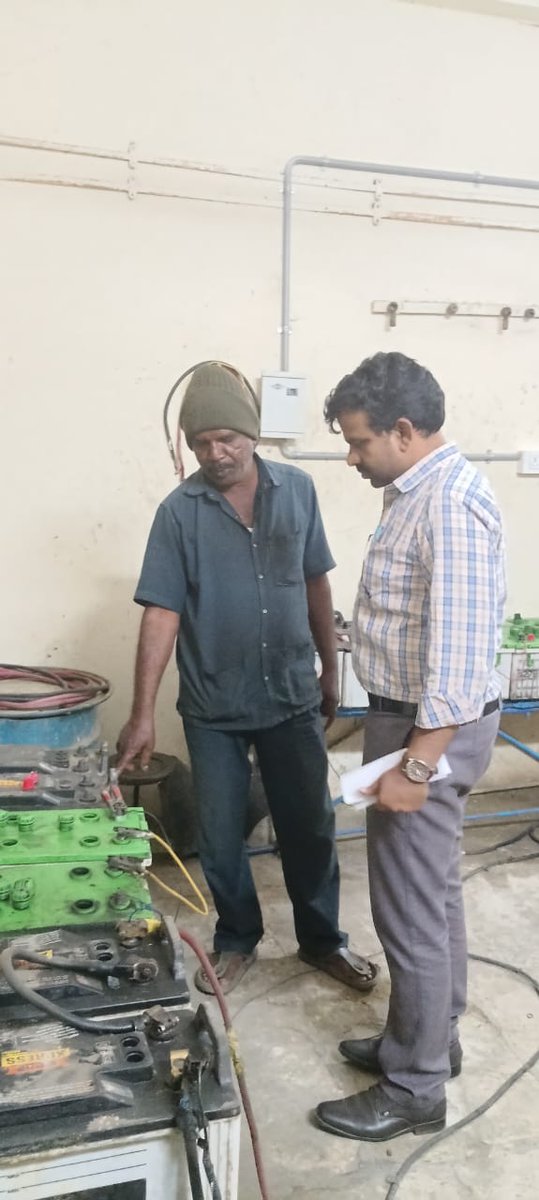 dm_wnp_tsrtc's tweet image. Good evening sir /madam, attended night shift inspection and conducted meeting with garage staff and  and to supply all vehicles and to adopt best practices to improve tyre life and to improve vehicle upkeep and to achieve MED parameters and also inspected vehicles at WNPT