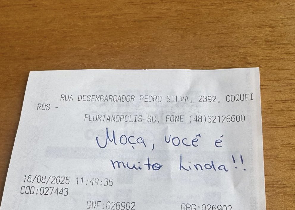 paticmargo's tweet photo. @forbrekker Eu fui tomar café toda desarrumada e as atendentes deixaram isso escrito na minha comanda 🥰🥰 me senti muito https://t.co/FfWdsrFkh1