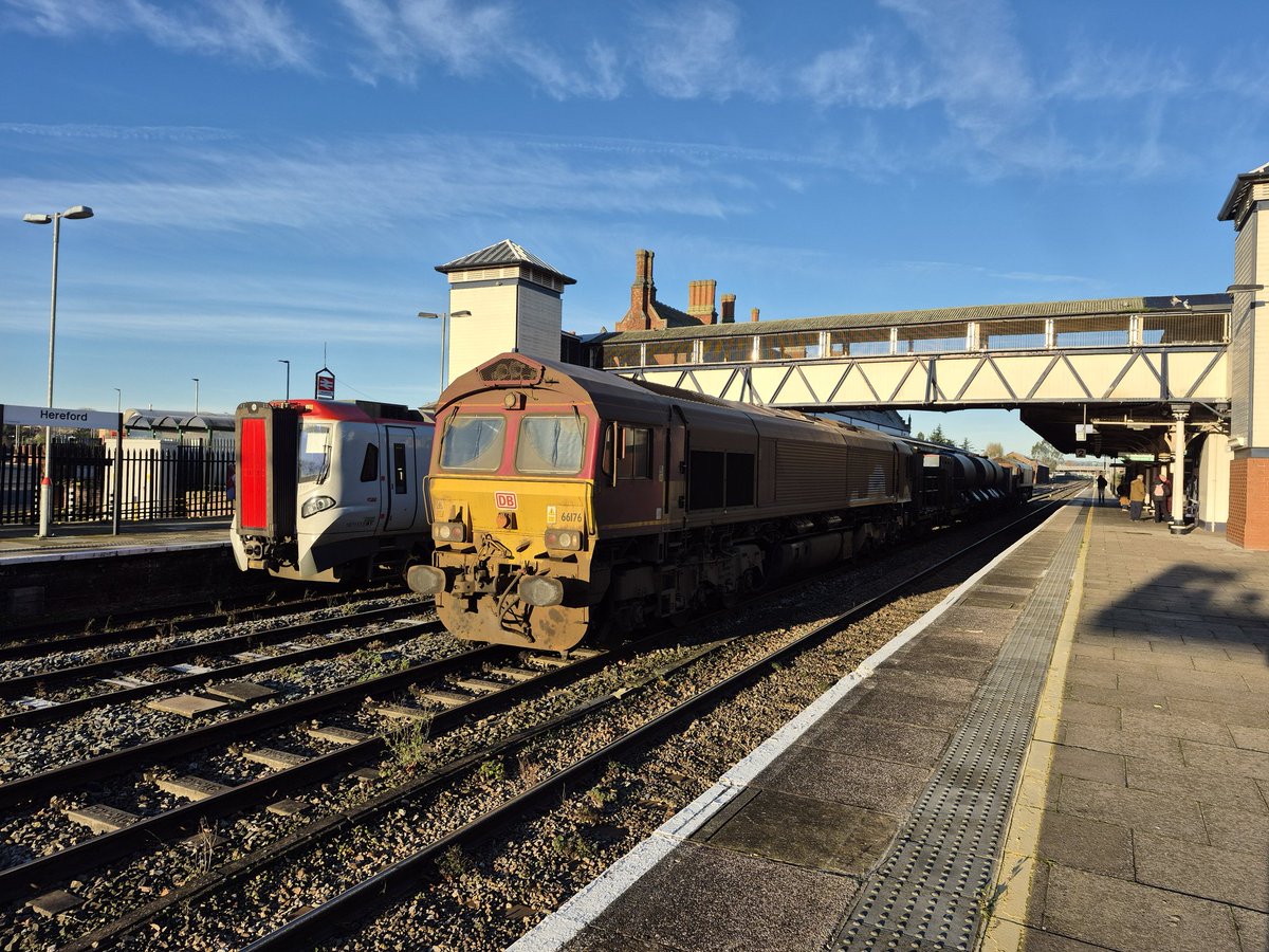 Westfield113594's tweet image. 66 176 next to 197 117, plus 66 096, at Hereford on 21st November 2025 my pics 
#class66 #class197 #dbcargo #tfw #hereford