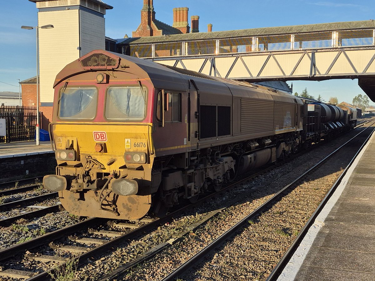 Westfield113594's tweet image. 66 176 next to 197 117, plus 66 096, at Hereford on 21st November 2025 my pics 
#class66 #class197 #dbcargo #tfw #hereford