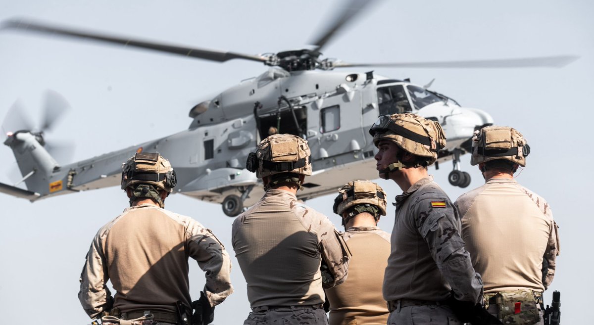 🚁 Así luce el NH90 de la 14ª Escuadrilla durante un ejercicio de Fast Rope.

👥 Una jornada de entrenamiento junto a nuestros #InfantesDeMarina del Tercio de Armada, reforzando coordinación y procedimientos.

#SomosLaArmada🇪🇸⚓