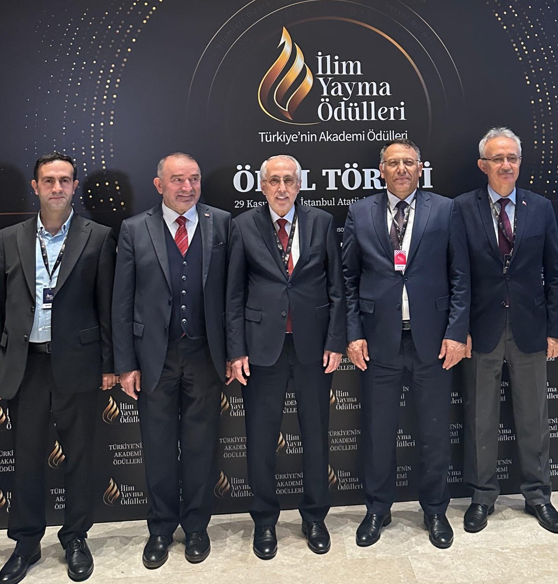 Rektörümüz Prof. Dr. Ekrem Gürel, Cumhurbaşkanı Recep Tayyip Erdoğan'ın teşrifleriyle Atatürk Kültür Merkezi'nde düzenlenen "İlim Yayma Ödülleri" törenine katıldı.

Detaylar için: igdir.edu.tr/blog/haberler-…

<a href="/EkremGurel/">Prof. Dr. Ekrem Gürel</a>