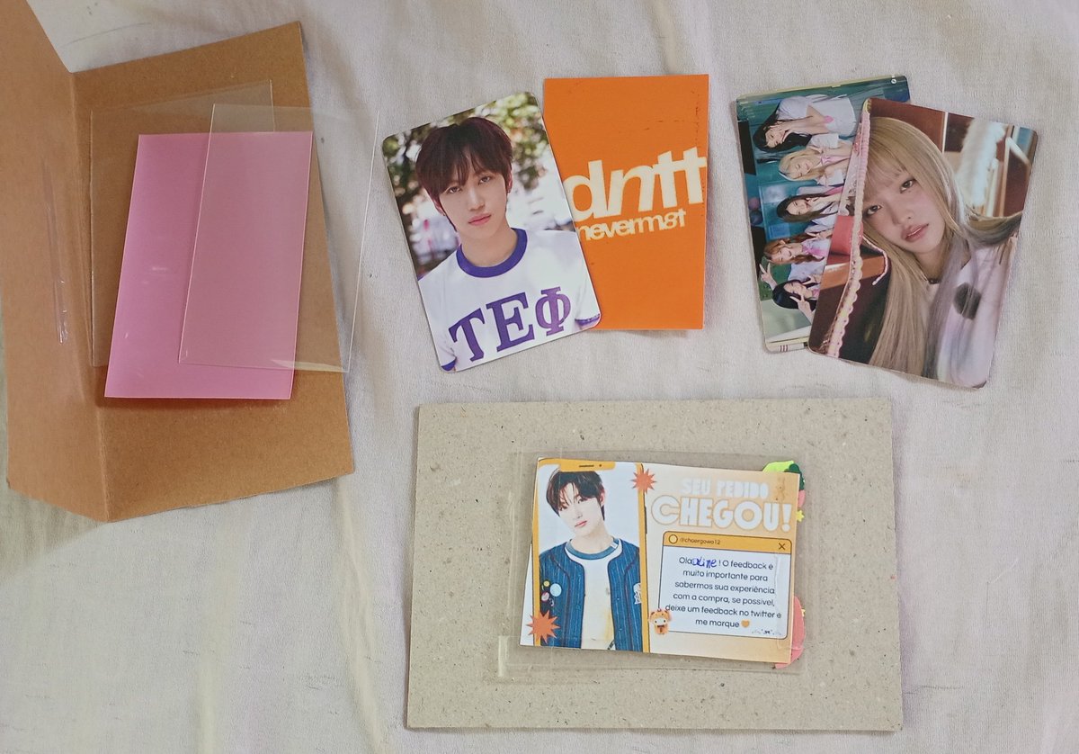 ladyalynn_'s tweet photo. Fiz minha primeira compra de photocard com @choergowo12 , arrisquei e confiei, e deu tudo certo🤗✨!!! Veio BEM embalado, e ganhei uns mimos de presente 🩷, simplesmente amei!! Obrigada ☺️! https://t.co/l0uSsJoUlB