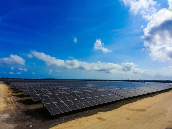 cubadebatecu's tweet image. ⚡☀️Un significativo impulso recibe el SEN con la sincronización del segundo gran parque fotovoltaico construido este año en Pinar del Río, una instalación con capacidad de generación de 21.8 megawatt pico (MWp) que ya inyecta electricidad al SEN.

🔗acortar.link/Wk5FDl