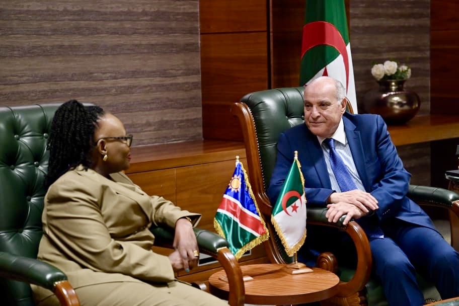 Algeria_MFA's tweet image. بمناسبة احتضان🇩🇿للمؤتمر الدولي حول جرائم الاستعمار في إفريقيا، يوم 30 نوفمبر، والدورة_12 &quot;لمسار وهران&quot;حول السلم والأمن في إفريقيا، يوم 01  ديسمبر 2025، استقبل وزير الدولة @Algeria_MFA السيد @AhmedAttaf_Dz ، وزيرة العلاقات الدولية والتجارة لجمهورية🇳🇦 السيدة سلمى أشيبالا موسافيي.