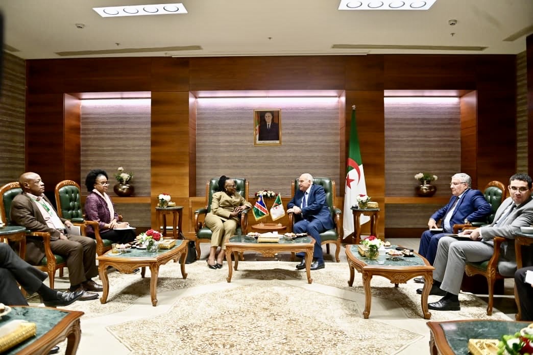 Algeria_MFA's tweet image. بمناسبة احتضان🇩🇿للمؤتمر الدولي حول جرائم الاستعمار في إفريقيا، يوم 30 نوفمبر، والدورة_12 &quot;لمسار وهران&quot;حول السلم والأمن في إفريقيا، يوم 01  ديسمبر 2025، استقبل وزير الدولة @Algeria_MFA السيد @AhmedAttaf_Dz ، وزيرة العلاقات الدولية والتجارة لجمهورية🇳🇦 السيدة سلمى أشيبالا موسافيي.