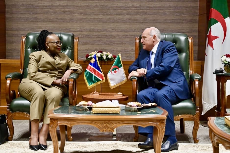 Algeria_MFA's tweet image. بمناسبة احتضان🇩🇿للمؤتمر الدولي حول جرائم الاستعمار في إفريقيا، يوم 30 نوفمبر، والدورة_12 &quot;لمسار وهران&quot;حول السلم والأمن في إفريقيا، يوم 01  ديسمبر 2025، استقبل وزير الدولة @Algeria_MFA السيد @AhmedAttaf_Dz ، وزيرة العلاقات الدولية والتجارة لجمهورية🇳🇦 السيدة سلمى أشيبالا موسافيي.