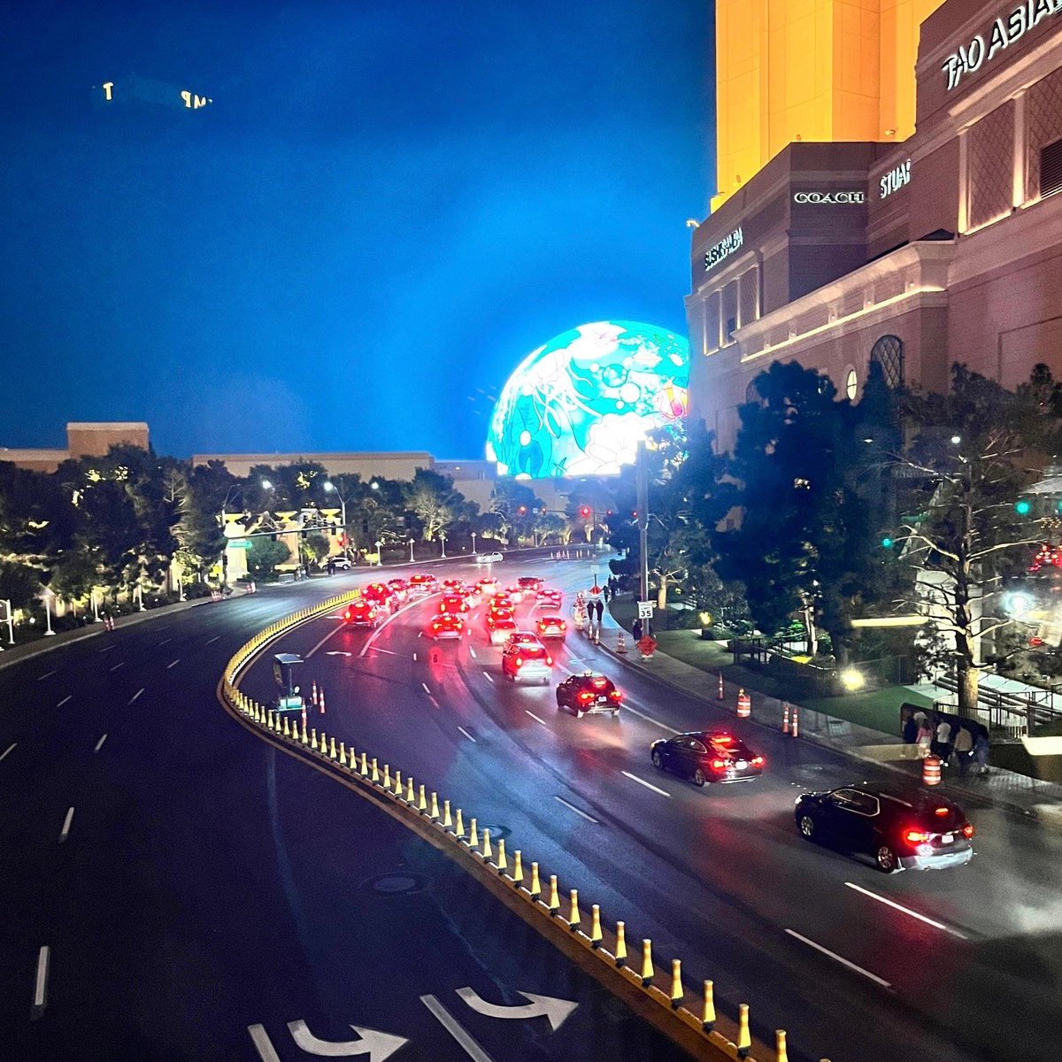 Enlightnldrship's tweet photo. Balancing #work and YOU time ♐️

@Vegas, #dinnerdate with mom first ❤️, after, spectacular experience with a client, filled with vibrant energy at @wizardofOZ, #wynn, #venetian

What a night at #PalazzoResort 

Happy weekend 🤩, friends
"YOU" time

#LEpodcast https://t.co/oeYTqcLn58
