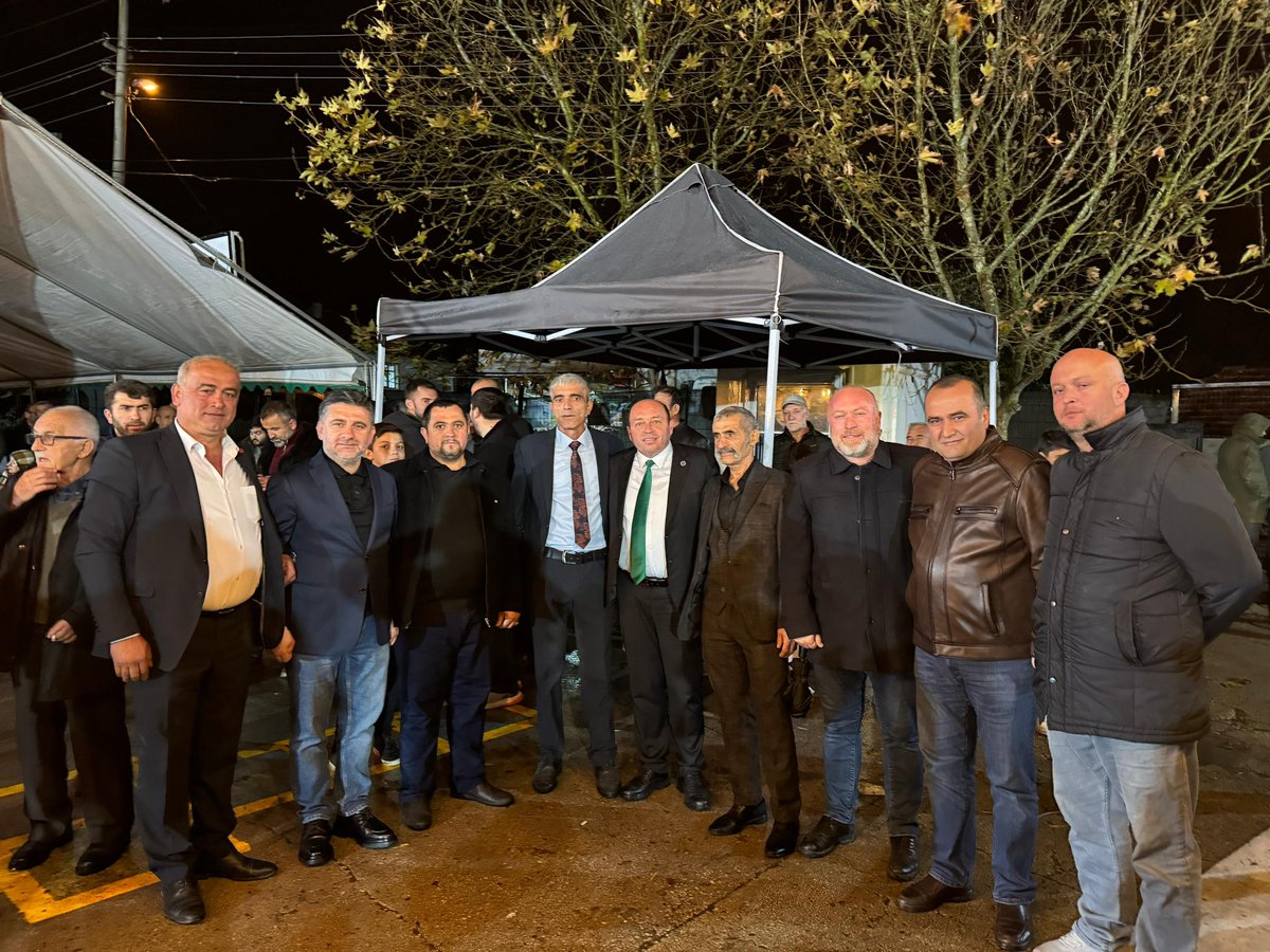 Havva ve Halil İbrahim kardeşlerimizin düğün cemiyetine Ferizli Belediye Başkanı Mehmet Ata ile birlikte katılım sağladık. Bu güzel birlikteliğin hayırlı olmasını temenni ediyor Yiğit ve Karakolcu ailelerini tebrik ediyorum.