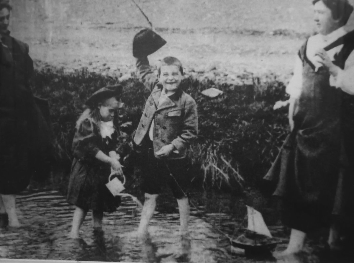 Schon immer zog es ihn zum Wasser hin. Hier kurz nach dem Mauerfall und der Ankunft im gelobten Land der Bayern. Joar und ihr so?😂