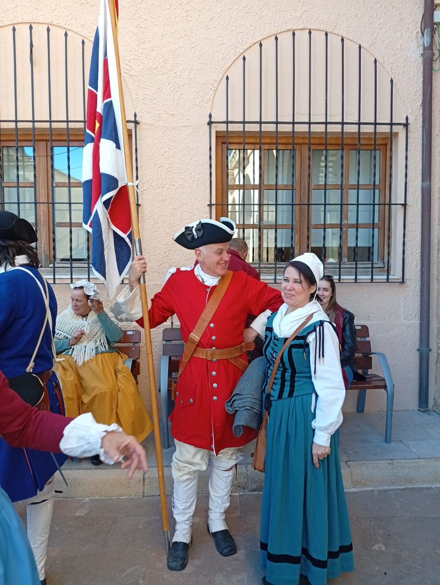 Aplec de la Marina 2025. Hem recreat el desembarcament de Basset i l'entrega de la clau de la ciutat de Dénia. #GuerraDeSuccessió #GeneralBasset #AplecDeLaMarina