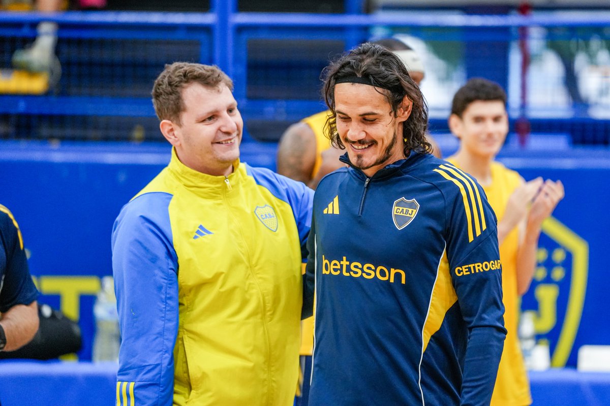 BasquetBocaJrs's tweet photo. Edinson 🤩

El 🔟 de @BocaJrsOficial pasó por la Bombonerita a compartir un momento con el plantel.

🫂 @ECavaniOfficial 

#DaleBoca 🔵🟡🔵 https://t.co/a7e95I7HcB
