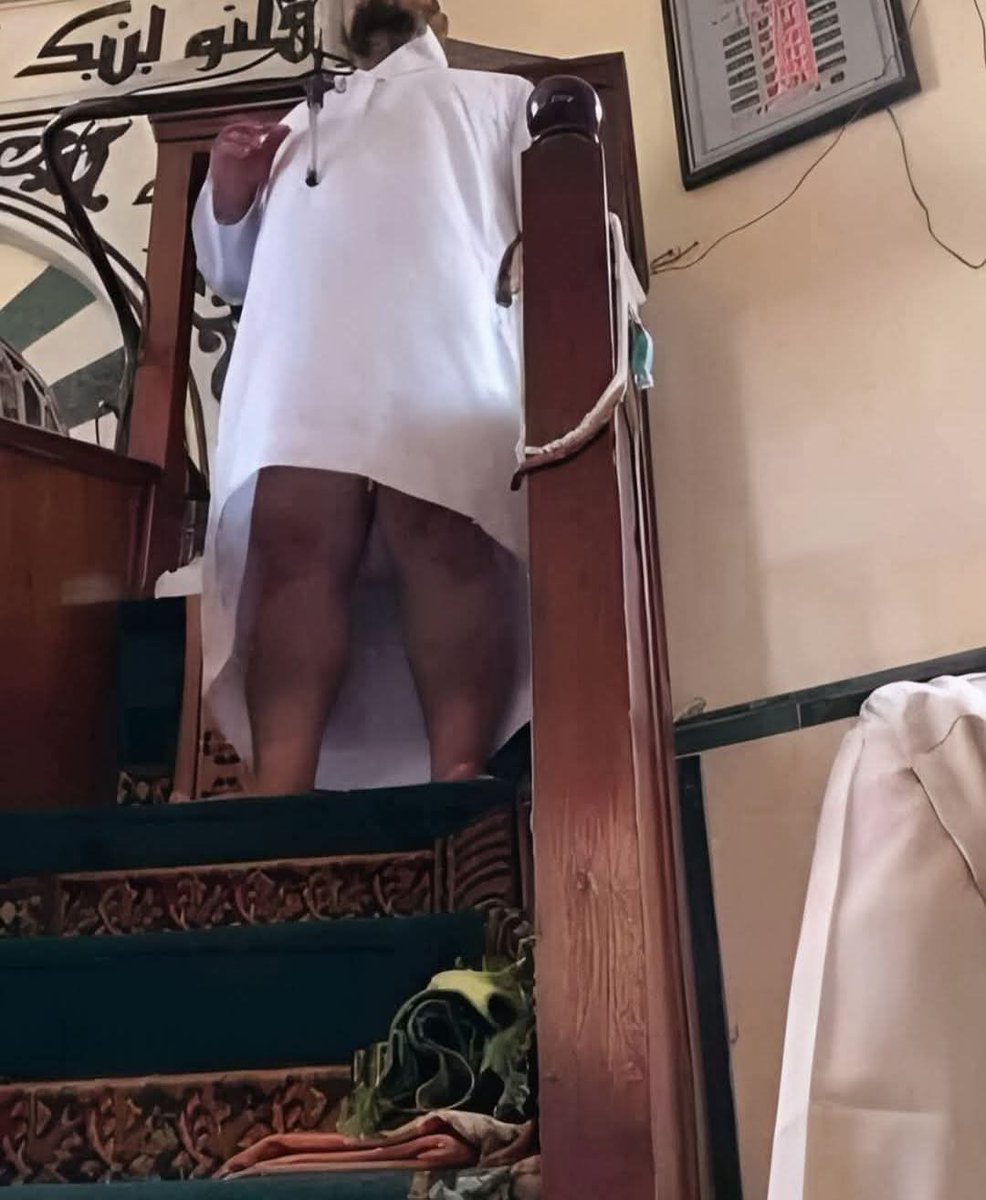 اها وانا اقول ليش بيبكي في نص الخطبة الا وهو من الخشوووووع 🤣🤣