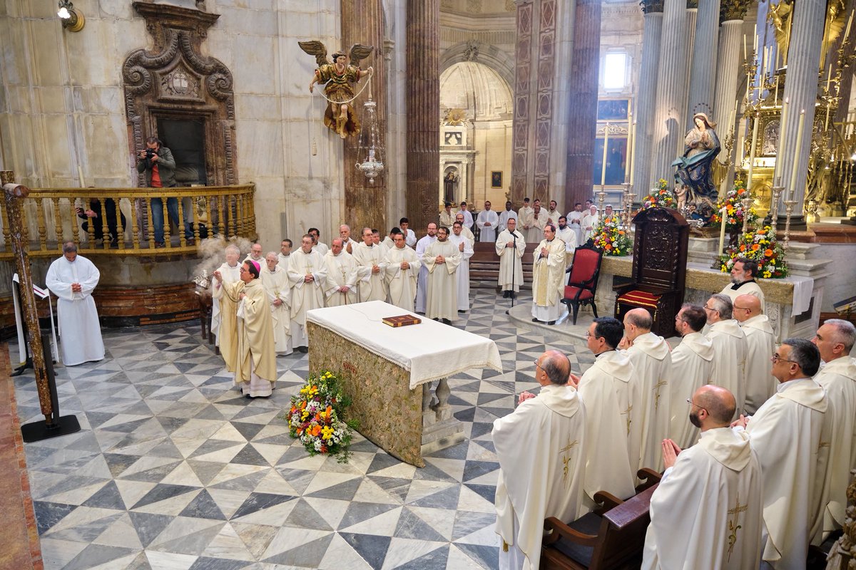 🟣La Catedral de Cádiz ha acogido esta mañana a un gran número de fieles y autoridades durante la Eucaristía de las 12:00h para dar la bienvenida a Mons. Ramón Valdivia como nuevo Administrador Apostólico de la Diócesis de Cádiz y Ceuta, quién ha  prometido “servicio y comunión".