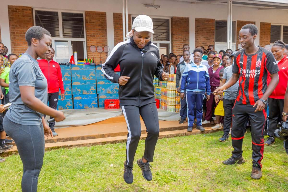 OPDD_Burundi's tweet photo. Des séances d'exercice physique ont été organisées, durant lesquelles la Première Dame SE Angeline Ndayishimiye @Burundi1stLady a démontré sa performance sportive. Elle incite ainsi chacun à s'engager dans une pratique régulière du sport pour veiller à leur santé. https://t.co/q6bduz2VoW