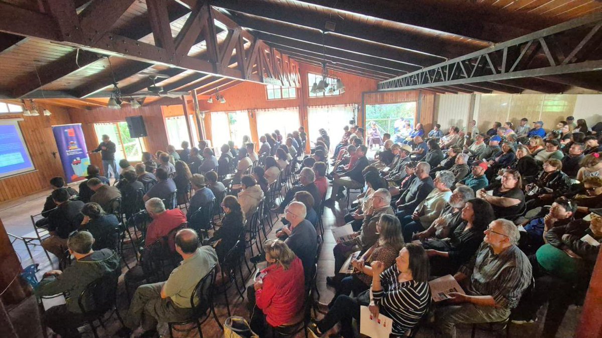 MOPBiobio's tweet photo. 🚰 350 vecinos del sector Patagual, en Coronel, fueron parte de la Participación Ciudadana del Cierre del Diseño de Ingeniería para el futuro Servicio Sanitario Rural de Patagual, que posibilitará que más de 1.600 familias pronto tengan acceso a agua potable. https://t.co/fJUNKhBwwx